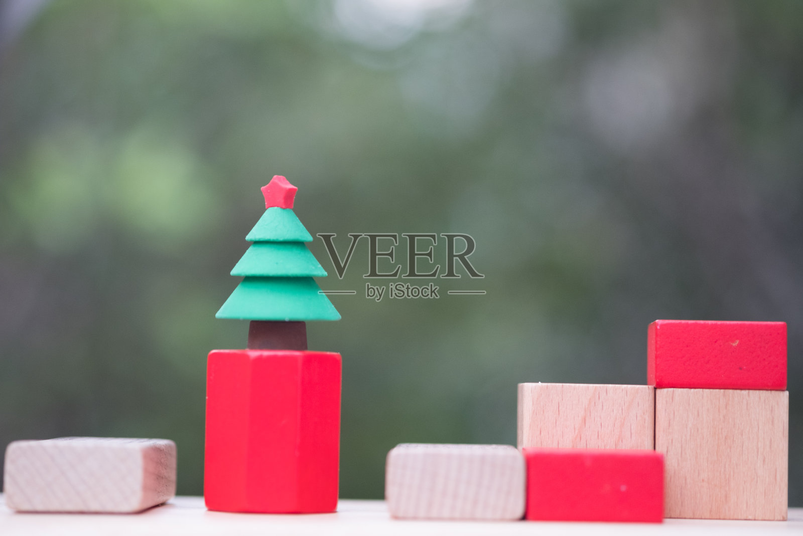 在每年的12月25日庆祝圣诞节的木制小圣诞树。庆祝圣诞节的概念照片摄影图片