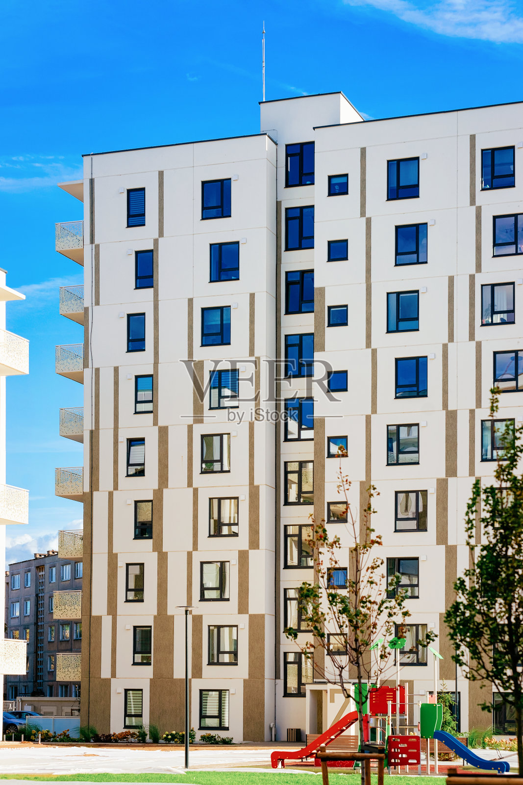 新住宅楼公寓和儿童乐园照片摄影图片