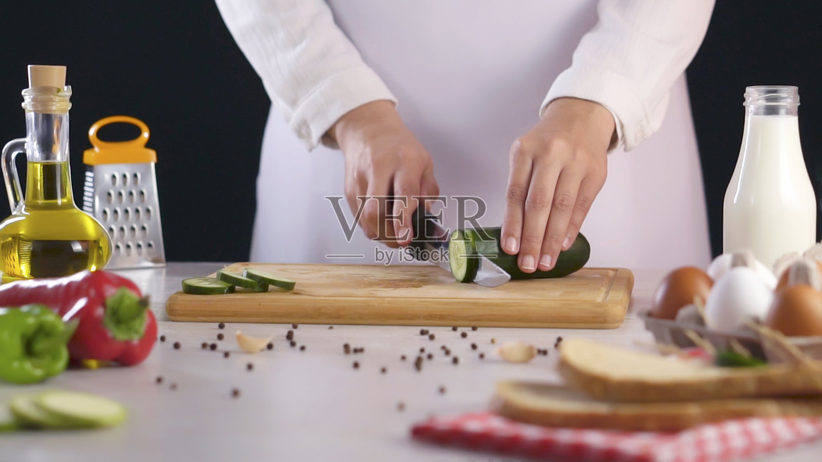 厨师正在切蔬菜。照片摄影图片