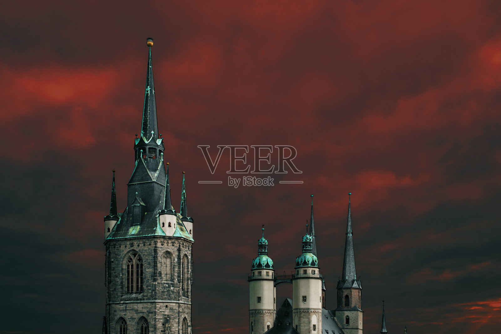 德国黑尔市(萨尔市),红蓝天空背景下的欧洲教堂的古老尖顶。照片摄影图片