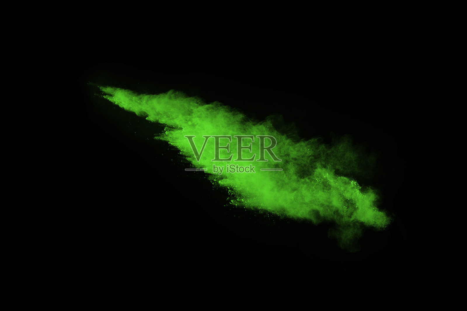 抽象粉尘爆炸的运动冻结了绿色的黑色背景。在黑色背景上停止绿色粉末的运动。爆炸粉末在黑色背景上呈绿色。照片摄影图片