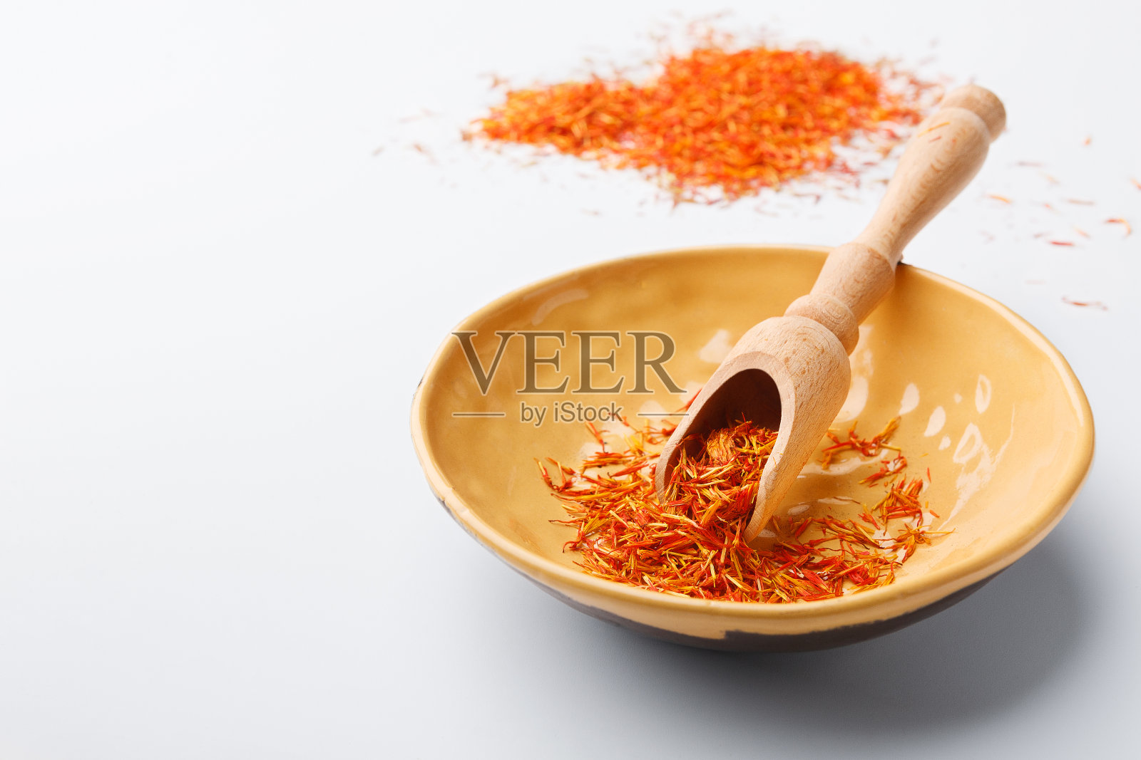 传统的干藏红花香料盘在白色的桌子上照片摄影图片