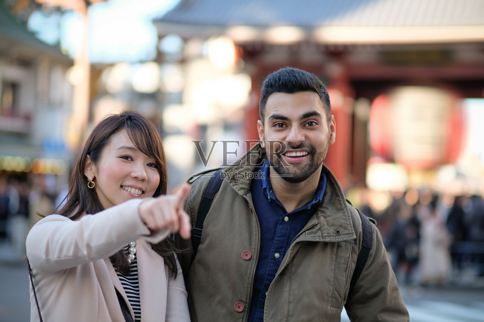 在东京旅游景点的街道上,一名女子和一名男子在交谈照片摄影图片