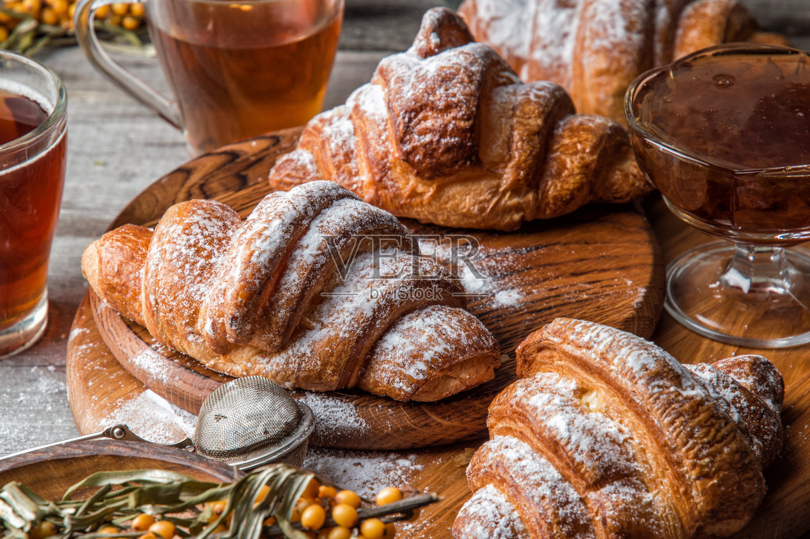 关闭了。新鲜烘焙的法式羊角面包,金黄酥脆,上面撒上糖粉。副本的空间。照片摄影图片