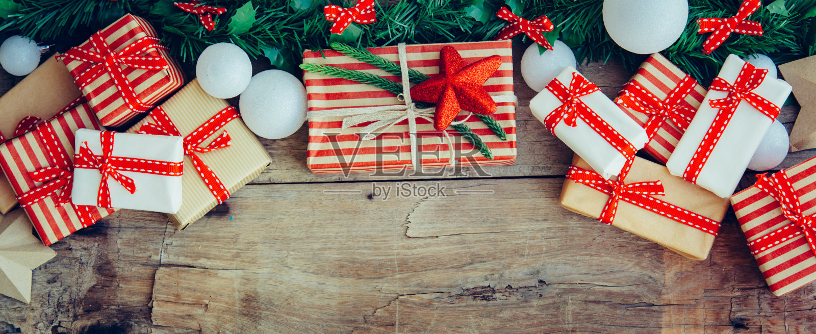 圣诞背景装饰和红色的礼品盒在木板上照片摄影图片