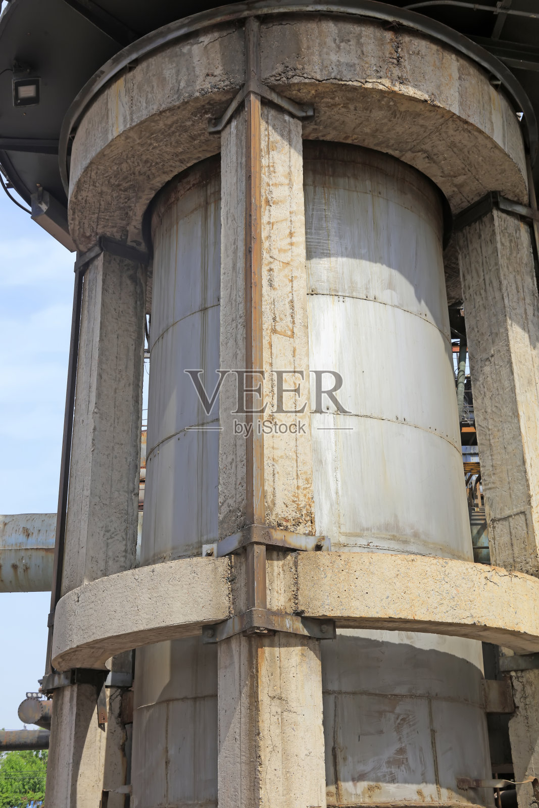 混凝土支撑和金属罐,特写照片照片摄影图片