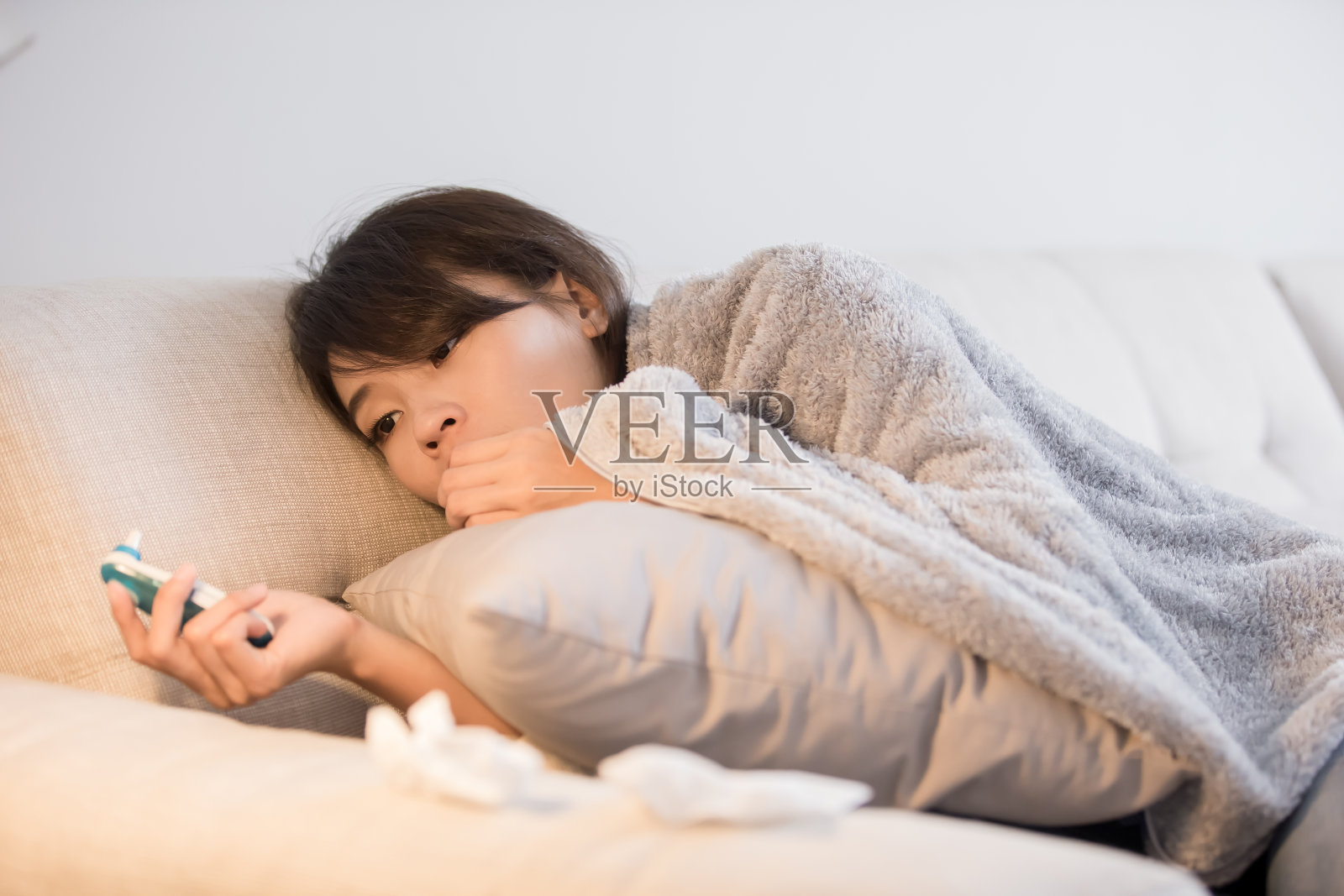 女人生病发烧照片摄影图片