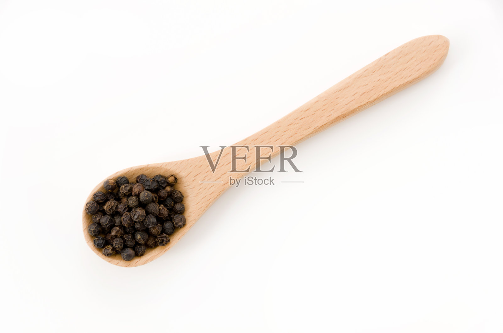 黑胡椒配木勺,背景是白色照片摄影图片