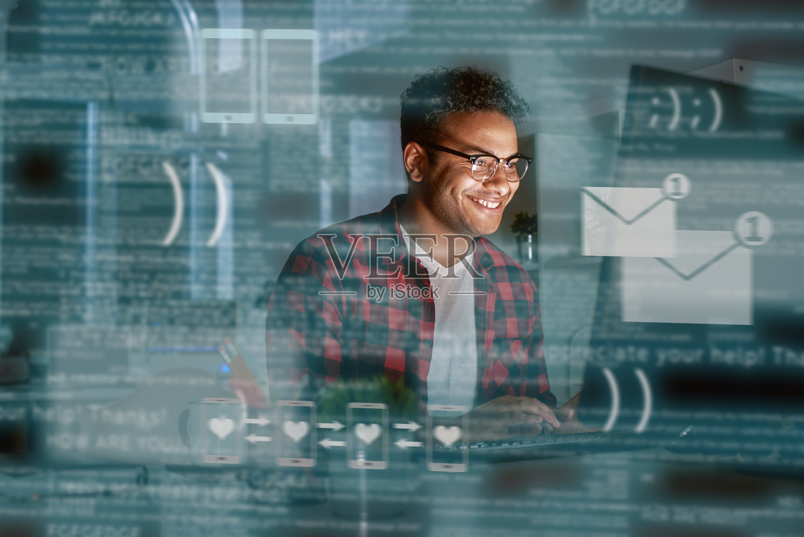 年轻的印度男子收到约会应用的信息照片摄影图片