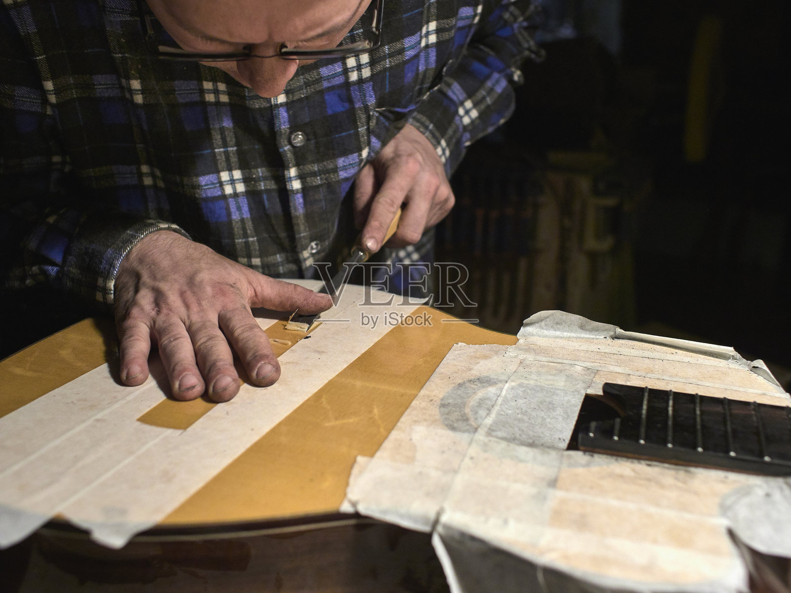 在古典吉他上安装一座桥。照片摄影图片