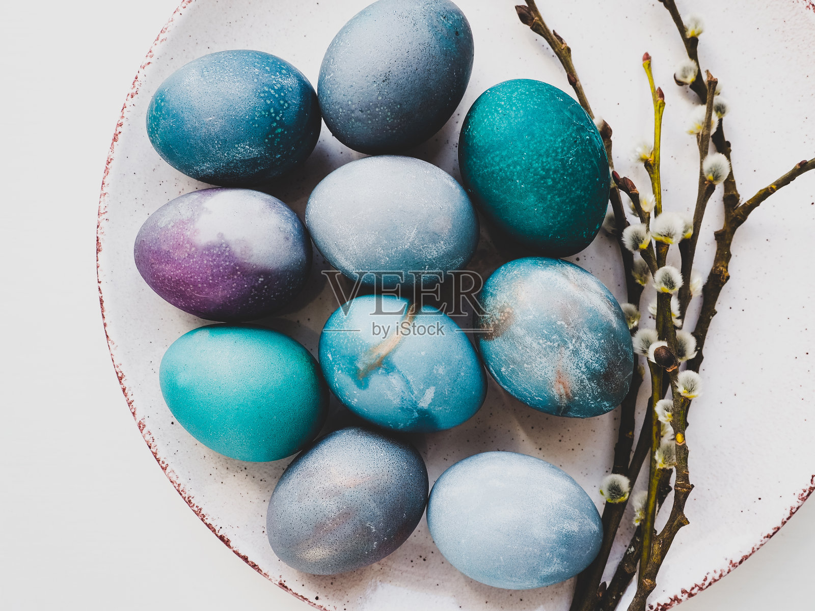 复活节彩蛋涂上鲜艳的颜色。复活节快乐!照片摄影图片