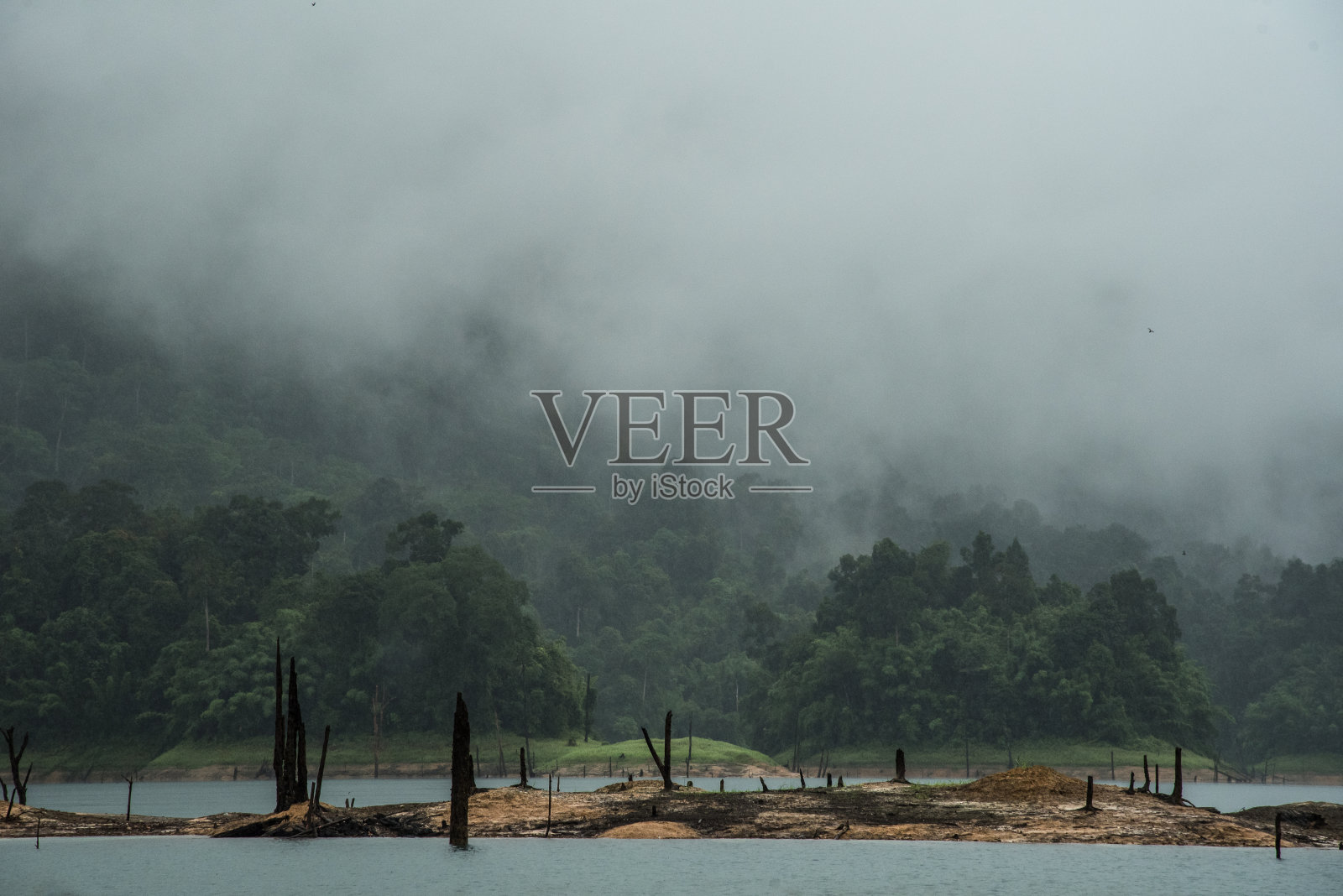 美丽的湖在山腰照片摄影图片