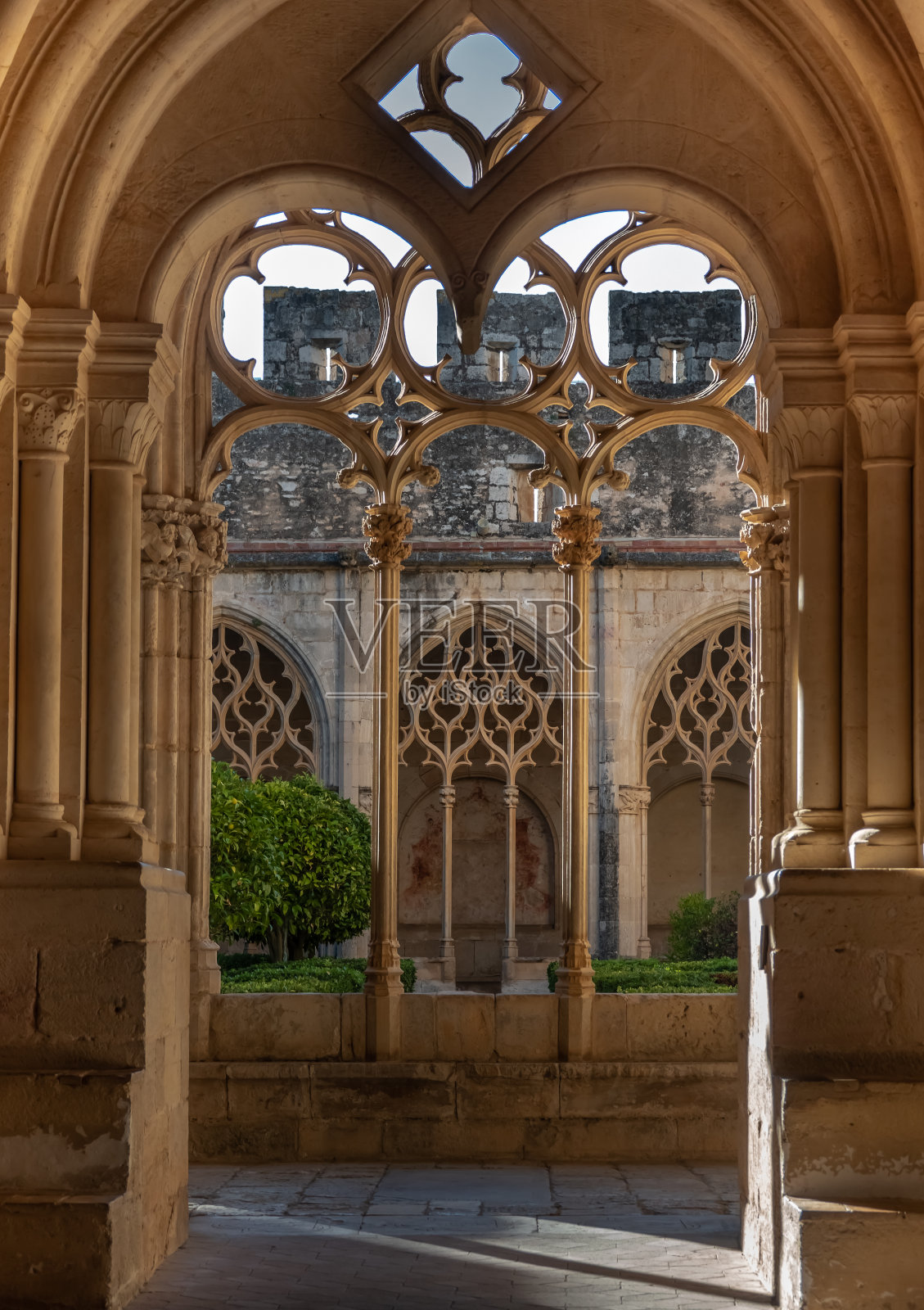 圣玛丽亚修道院,西班牙加泰罗尼亚艾瓜穆尔西亚的西多会修道院。根据严格的西多会原则建造于公元前12世纪,包括一座教堂,一座回廊,一所教堂和宿舍照片摄影图片