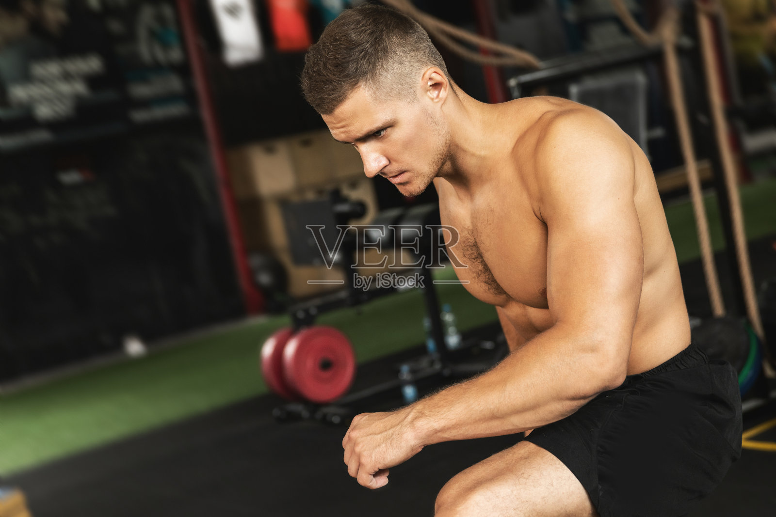 体育馆里疲惫的年轻运动员照片摄影图片