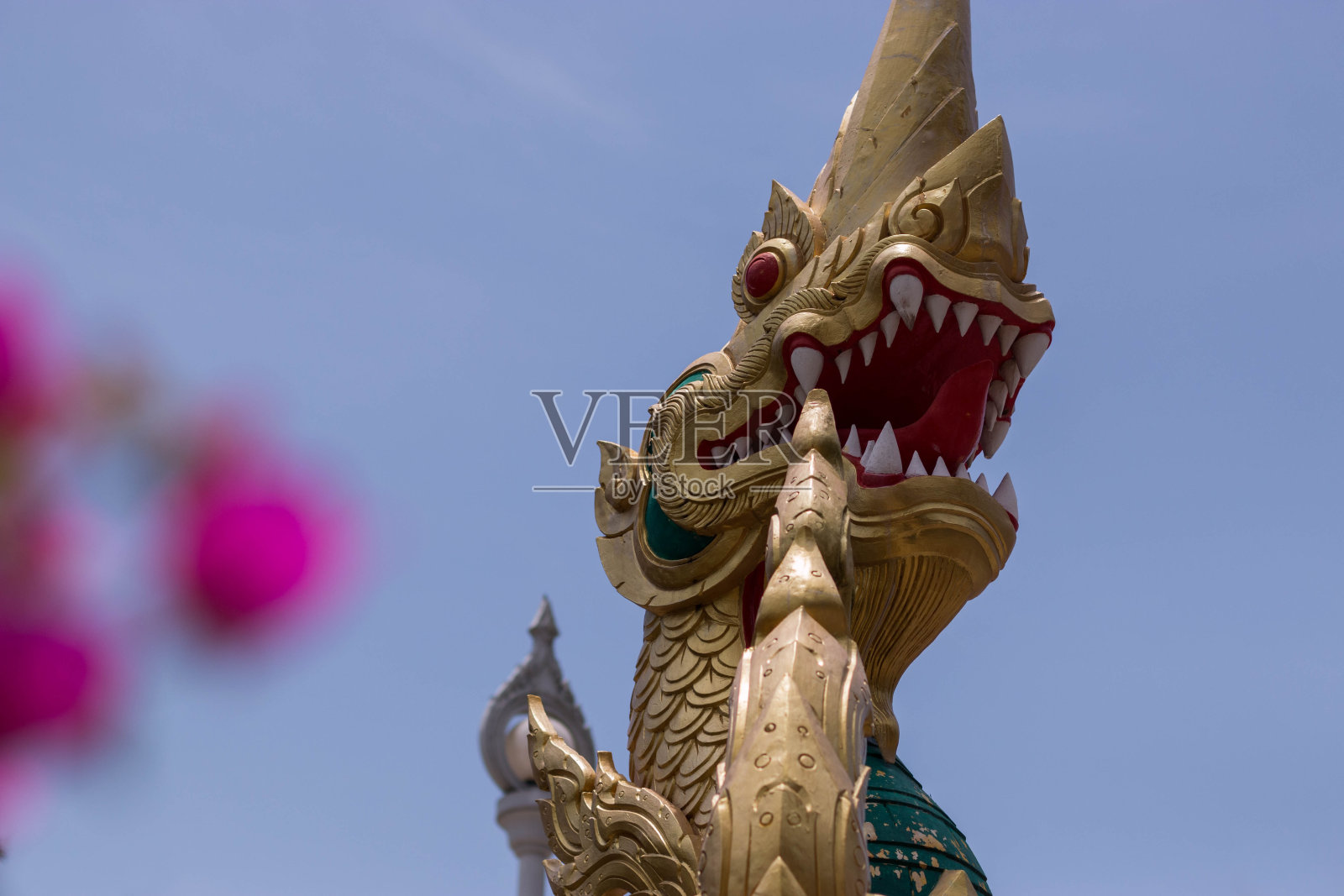 泰国甲米- 2018年4月3日:金龙头在通往佛教寺庙的楼梯上。照片摄影图片