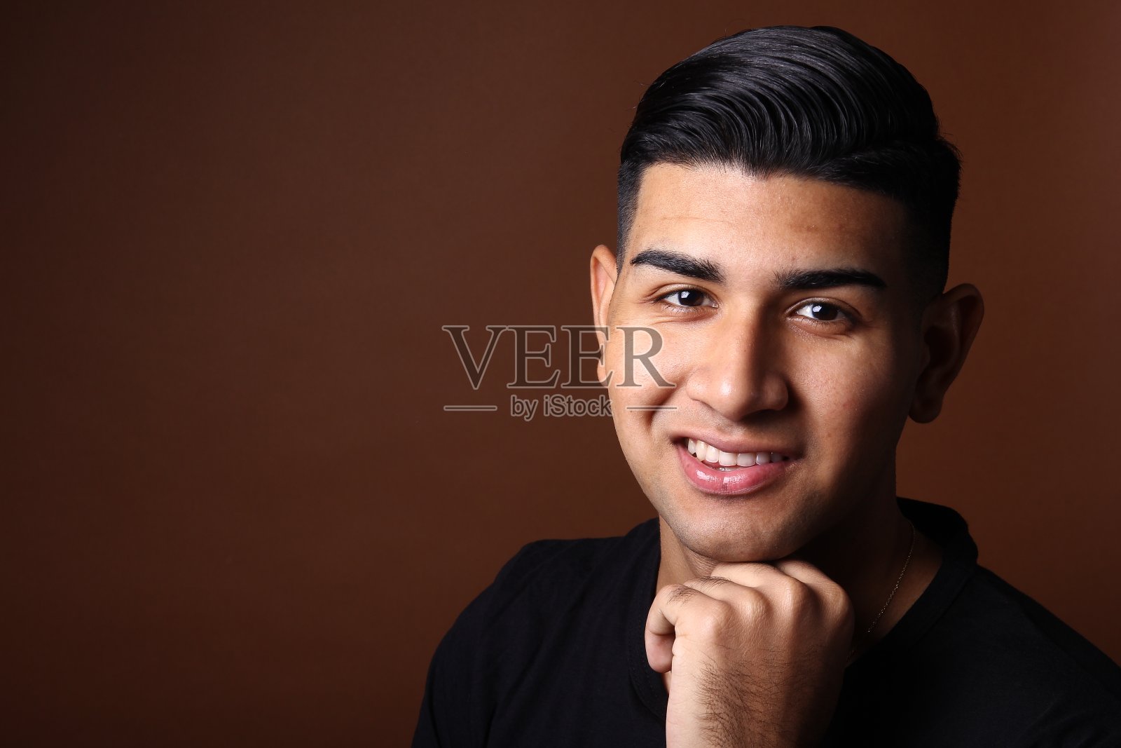 彩色背景前的土耳其男人照片摄影图片