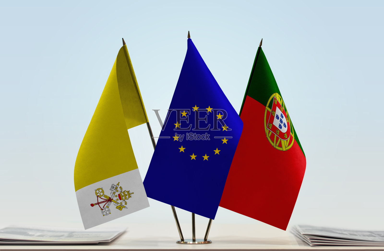 梵蒂冈、欧盟和葡萄牙的国旗照片摄影图片