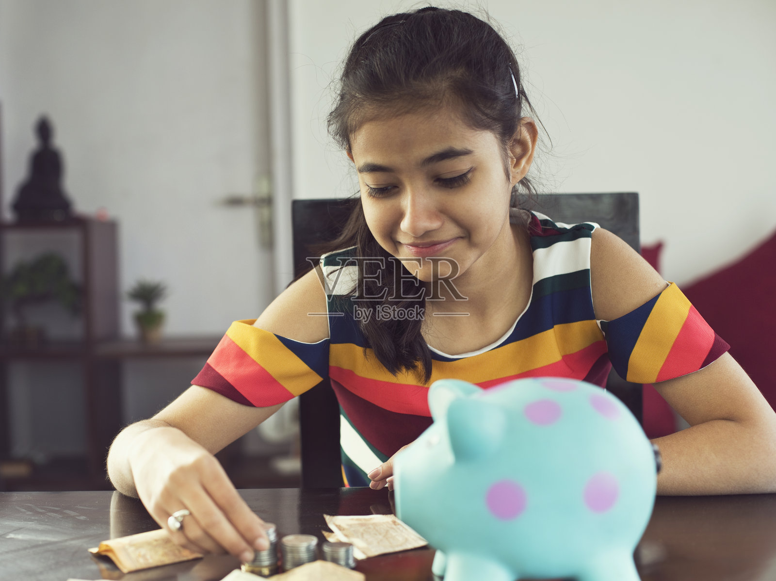 女孩和她的积蓄照片摄影图片