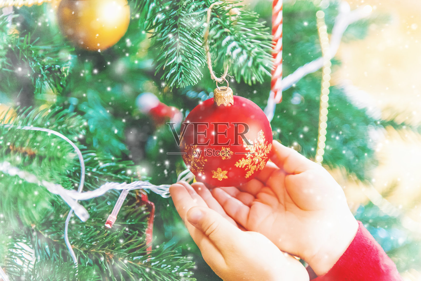 孩子快乐的圣诞节背景。圣诞树。有选择性的重点。照片摄影图片