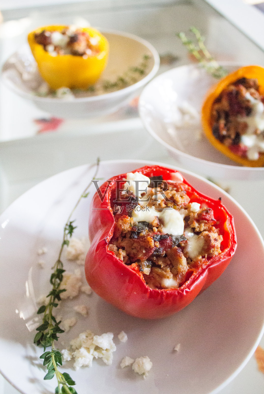 红灯笼椒配火鸡肉,配撒有羊乳酪的白盘子照片摄影图片