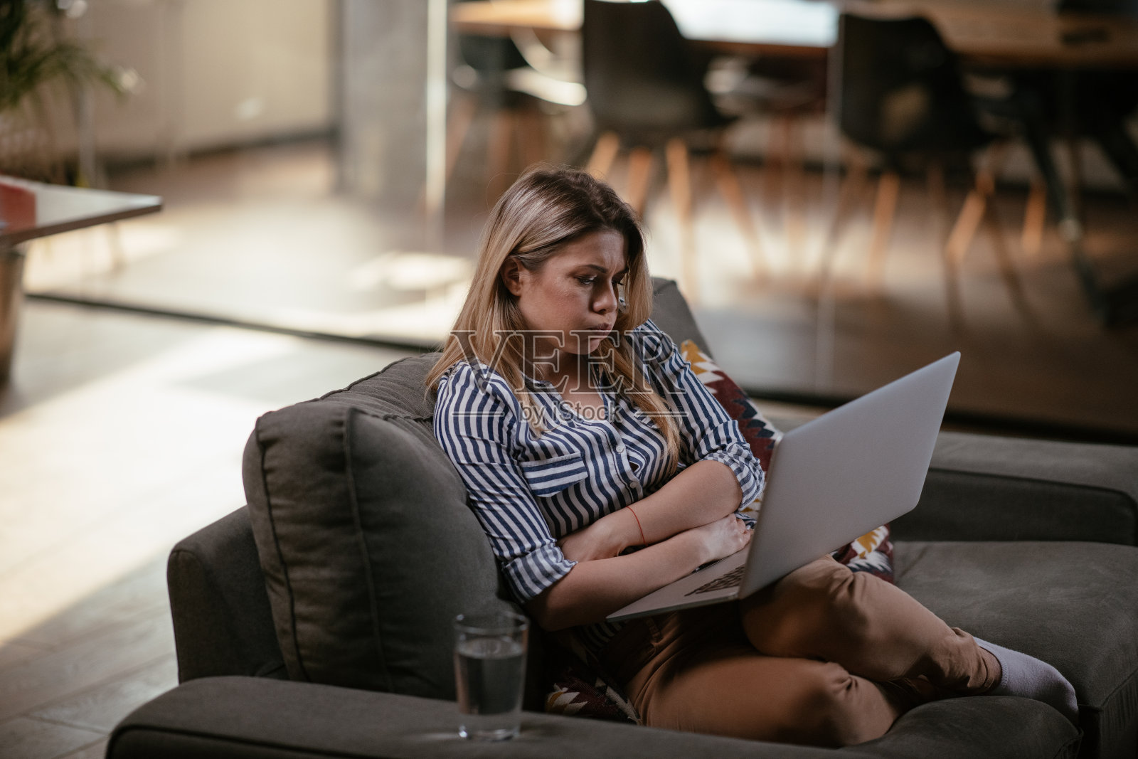 肚子疼的女人照片摄影图片