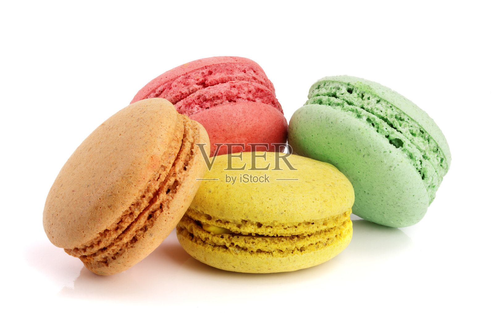 四个杏仁饼干孤立在白色背景的特写照片摄影图片