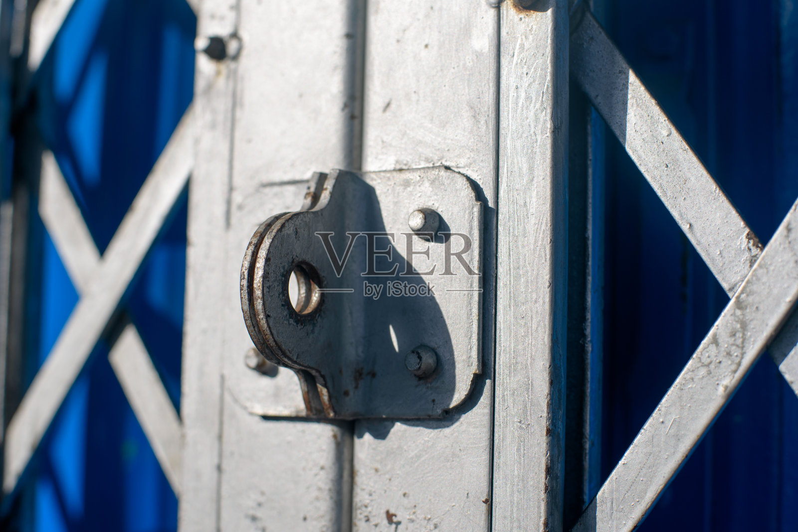 蓝色金属栅极背景图案照片摄影图片