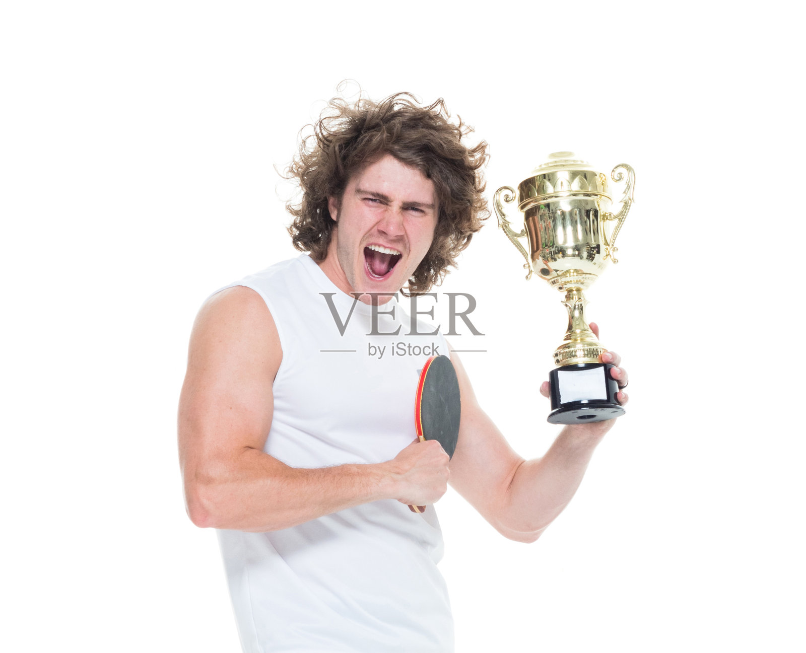 拿着奖杯和乒乓球拍的男人照片摄影图片