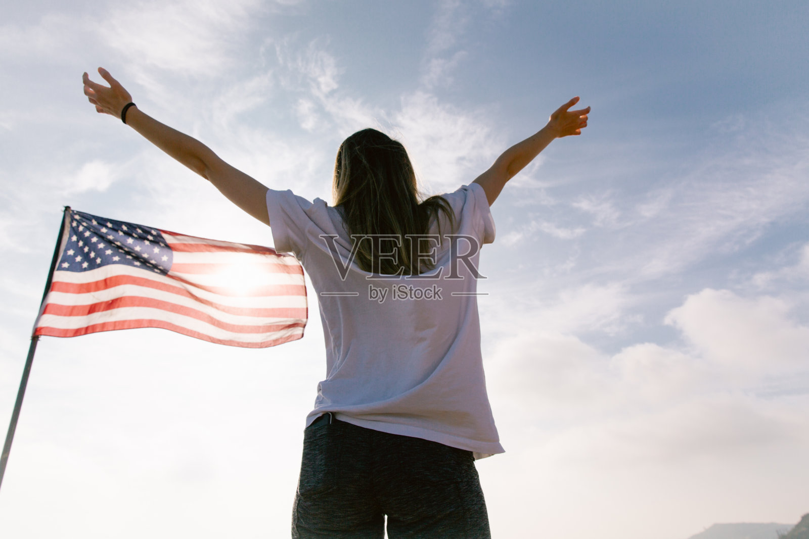 妇女举起手臂庆祝自由照片摄影图片