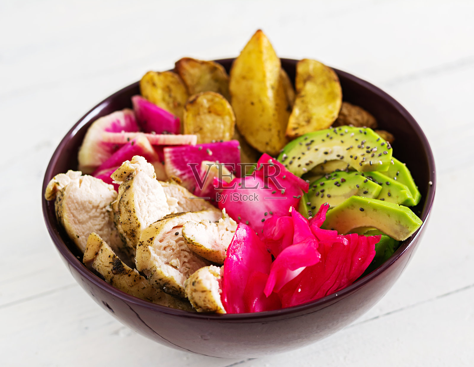 佛碗配鸡排,土豆,牛油果,卷心菜,西瓜萝卜和奇异籽。排毒和健康食品碗概念。照片摄影图片