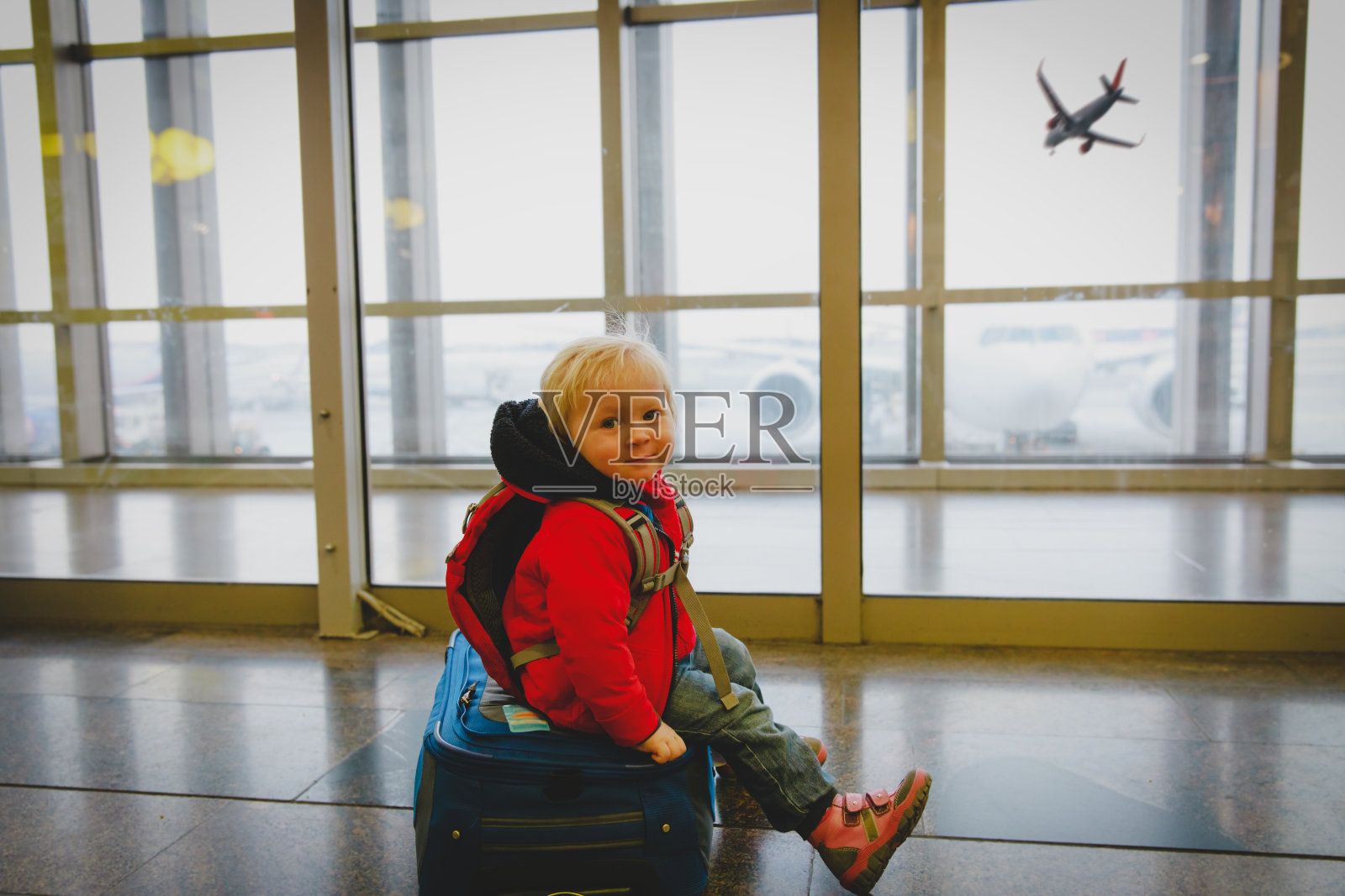 可爱的小女孩在机场的行李箱旅行照片摄影图片