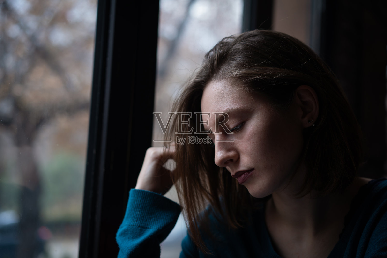 沉思的年轻女人照片摄影图片