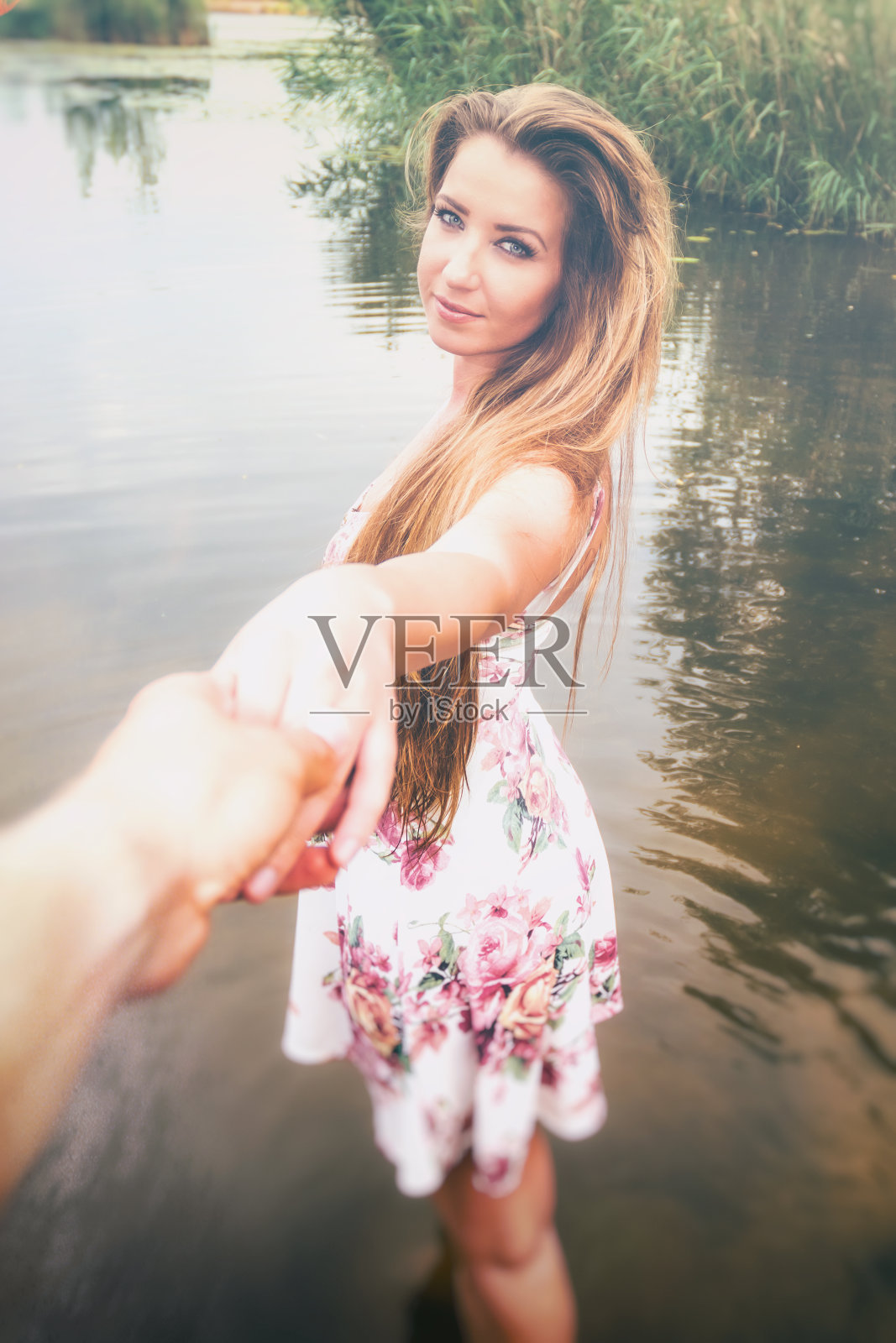 女人享受与丈夫在大自然中的时光照片摄影图片