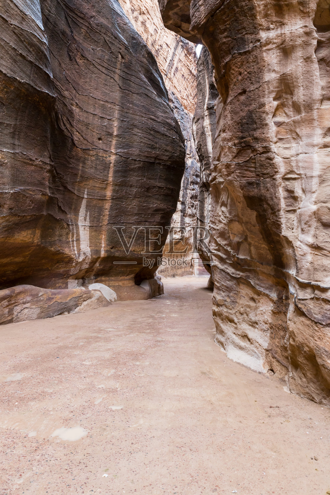 通往佩特拉的峡谷——纳巴泰王国在约旦瓦迪穆萨城的首都照片摄影图片