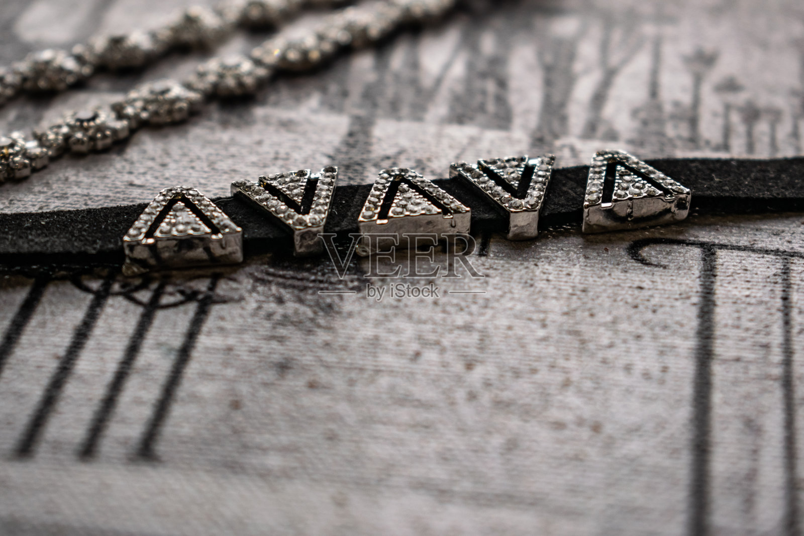 耳环,颈链,女孩的首饰。黑白背景上的珠宝和配件。灰色调的时尚和风格。照片摄影图片