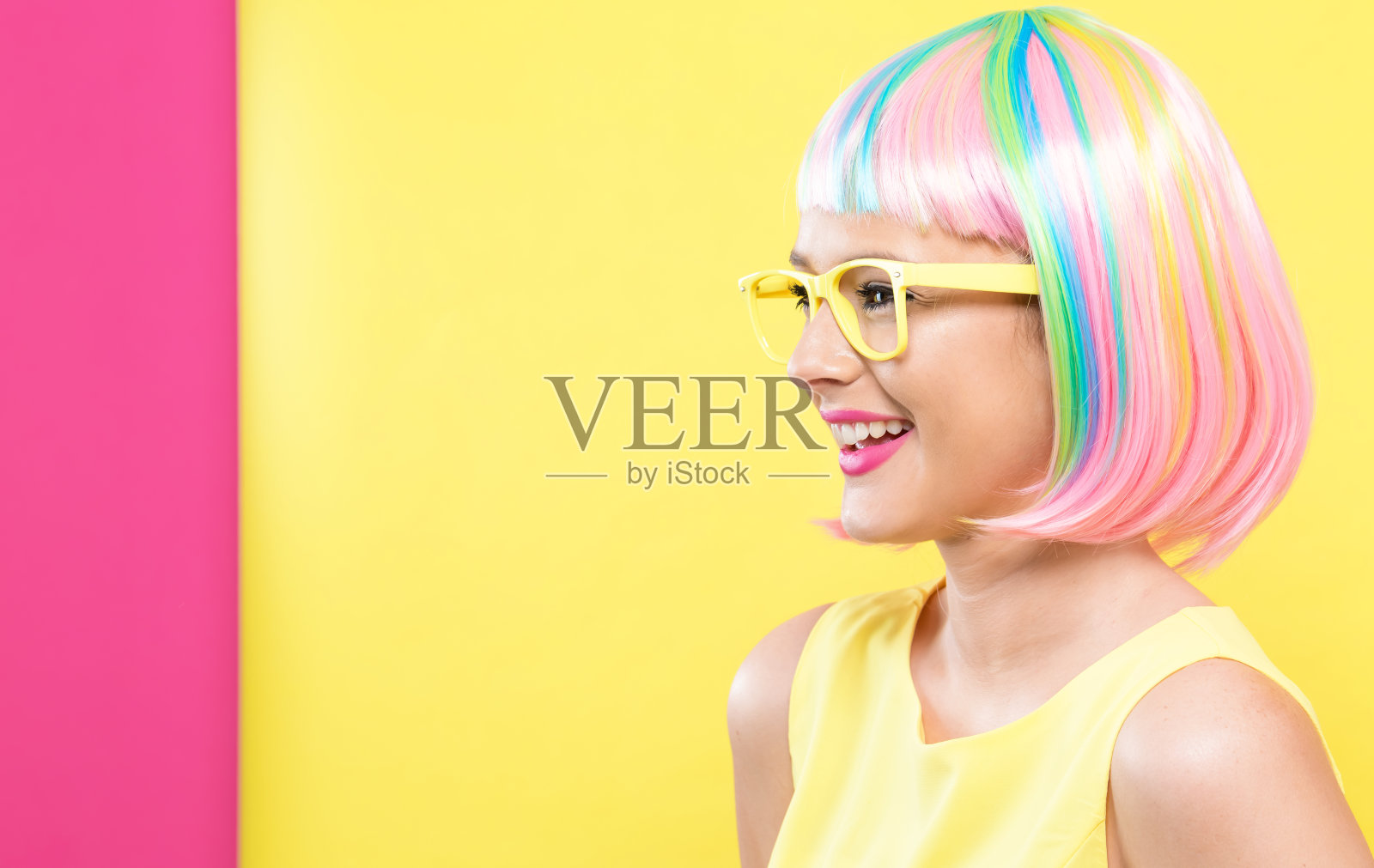 戴着彩色假发的太阳镜的女人照片摄影图片