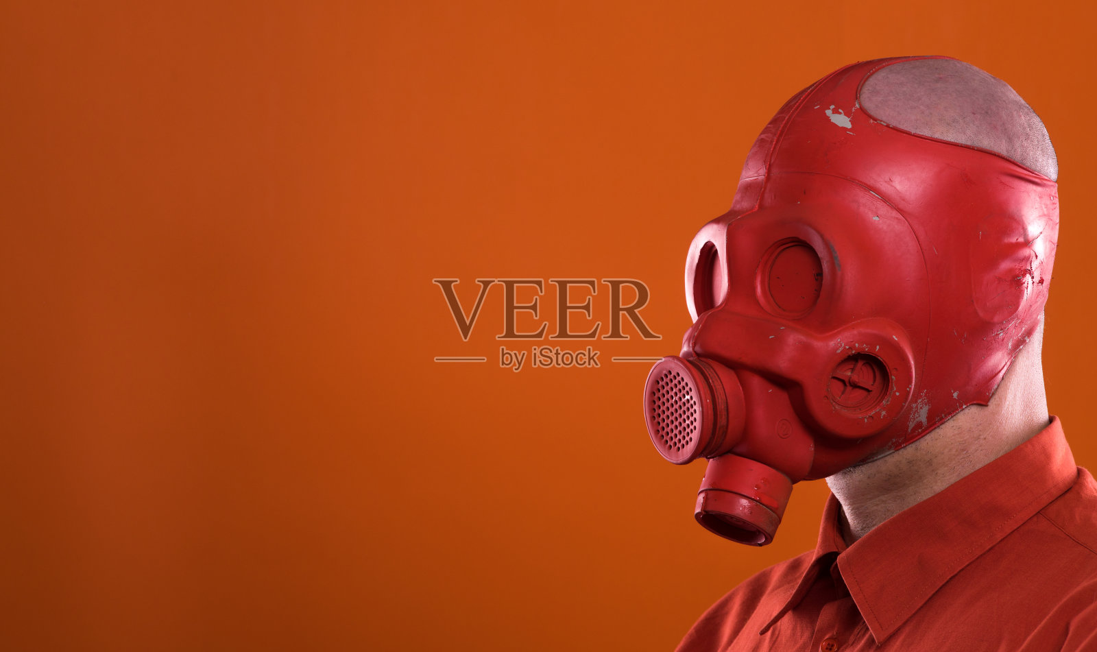 一个戴着防毒面具的男人的工作室肖像照片摄影图片