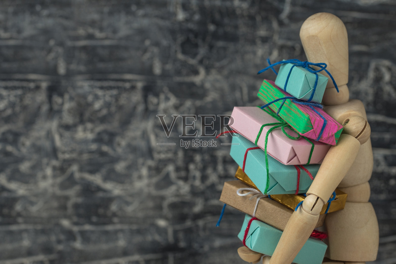 木制木偶行走堆叠/礼品盒堆在黑色纹理背景与复制空间照片摄影图片