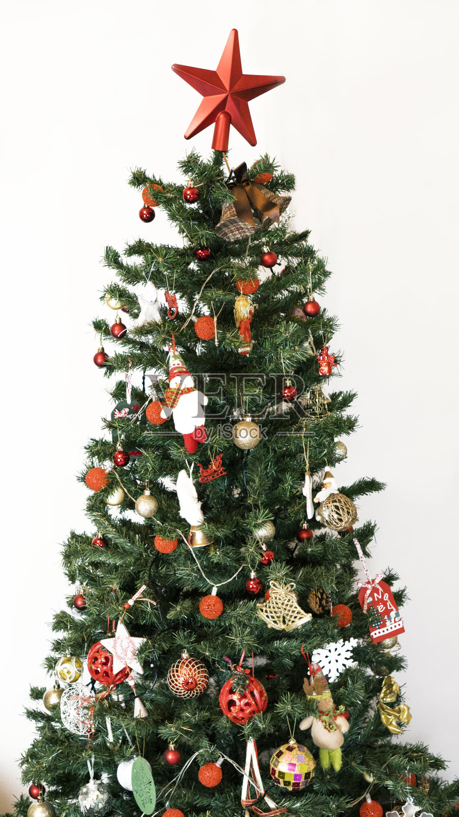 圣诞树上挂满了圣诞的星星照片摄影图片