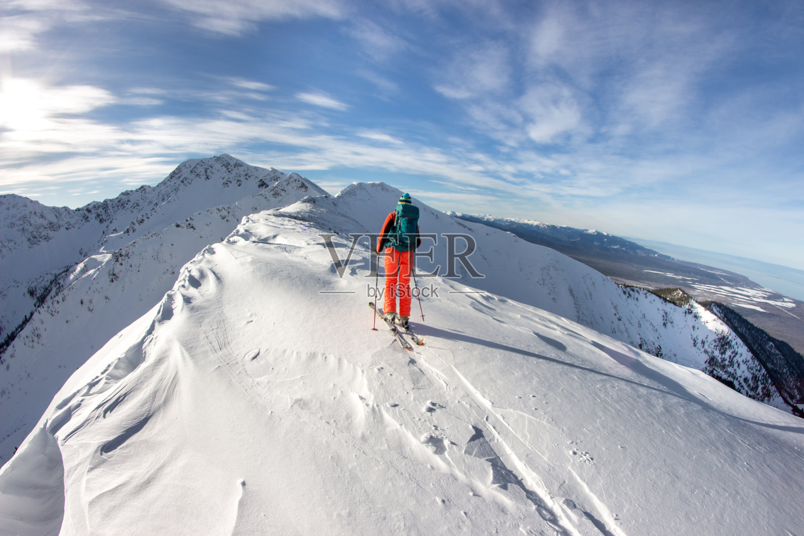 一个滑雪者在山上散步照片摄影图片
