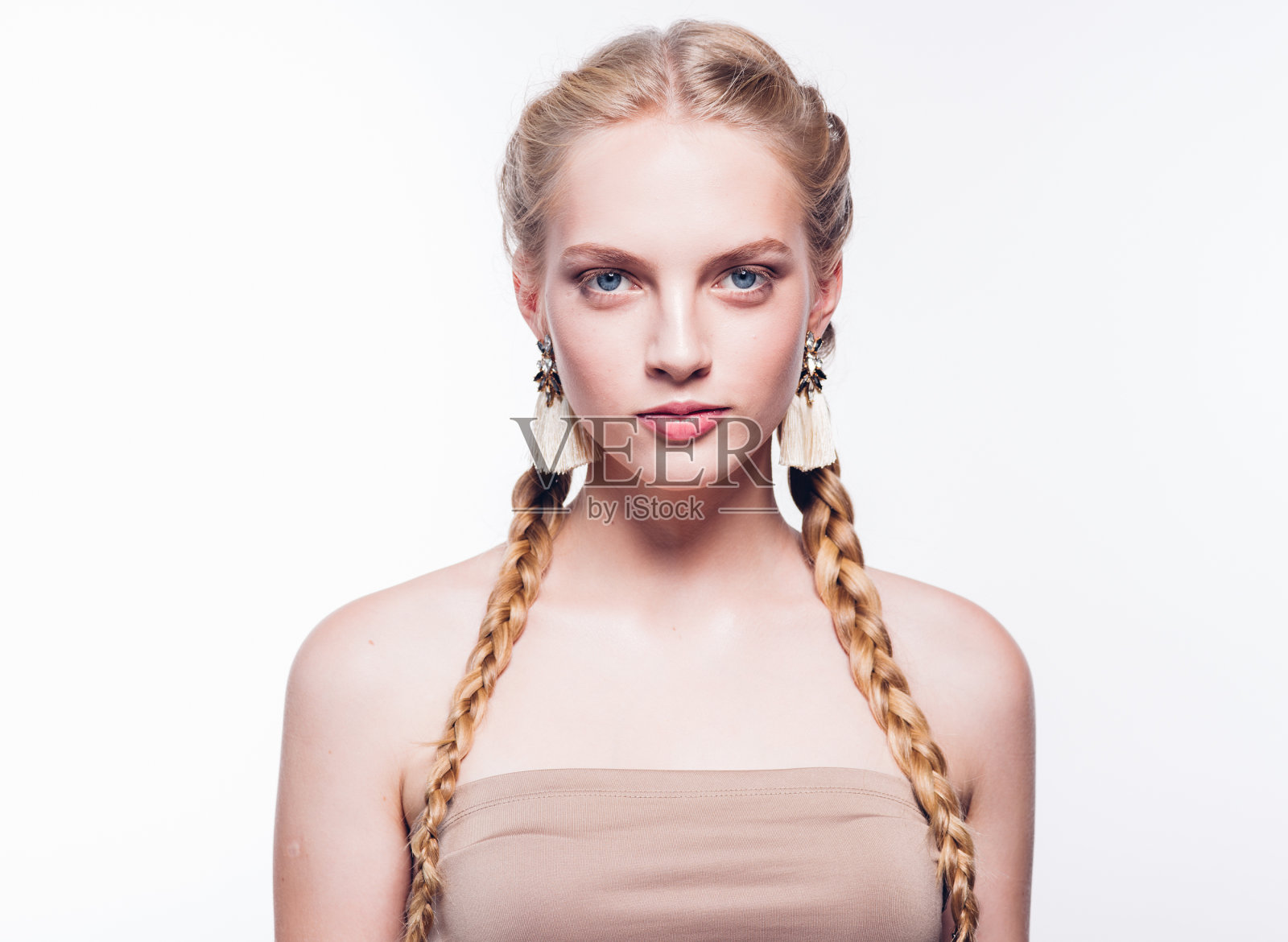 女人扎着辫子美丽健康的皮肤孤立在白色的金发女性。照片摄影图片