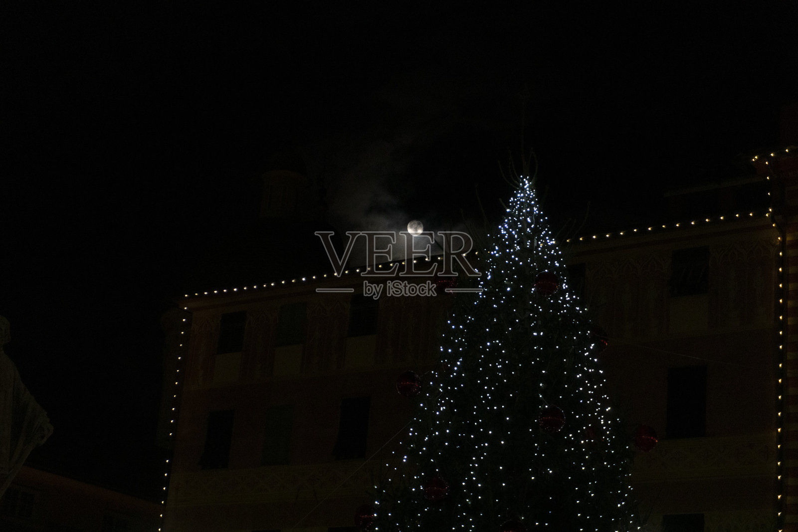 基亚瓦里历史中世纪小镇的圣诞路灯照片摄影图片