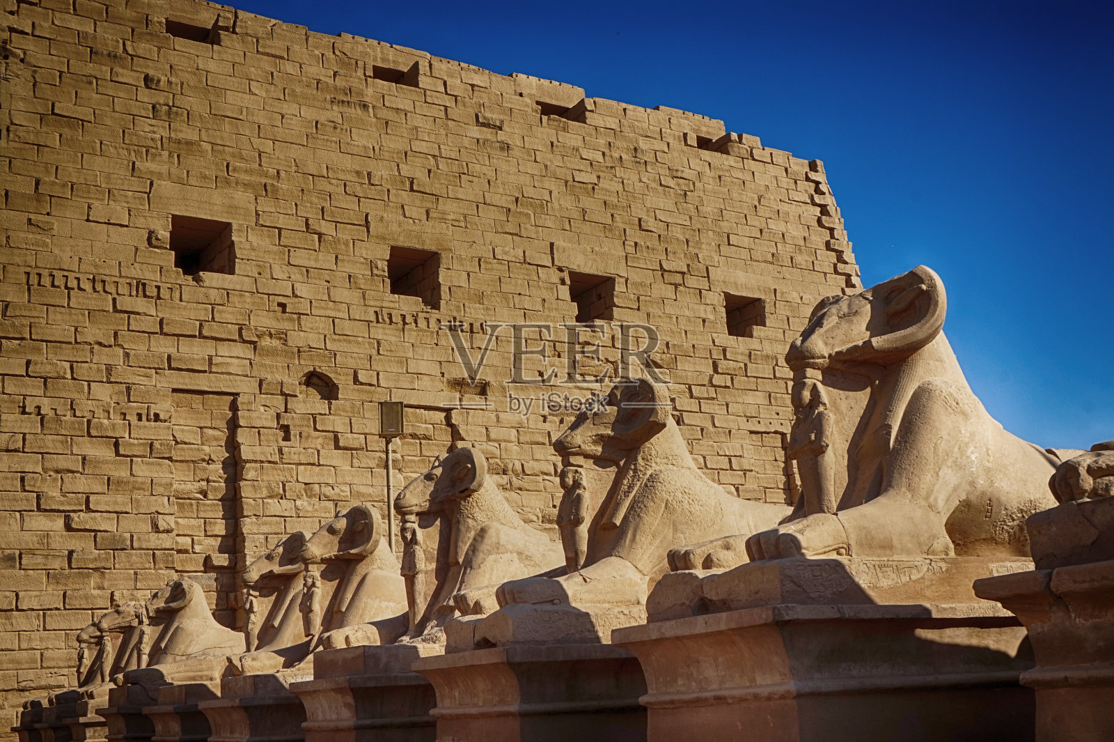 卡纳克神庙的大柱厅和云彩照片摄影图片