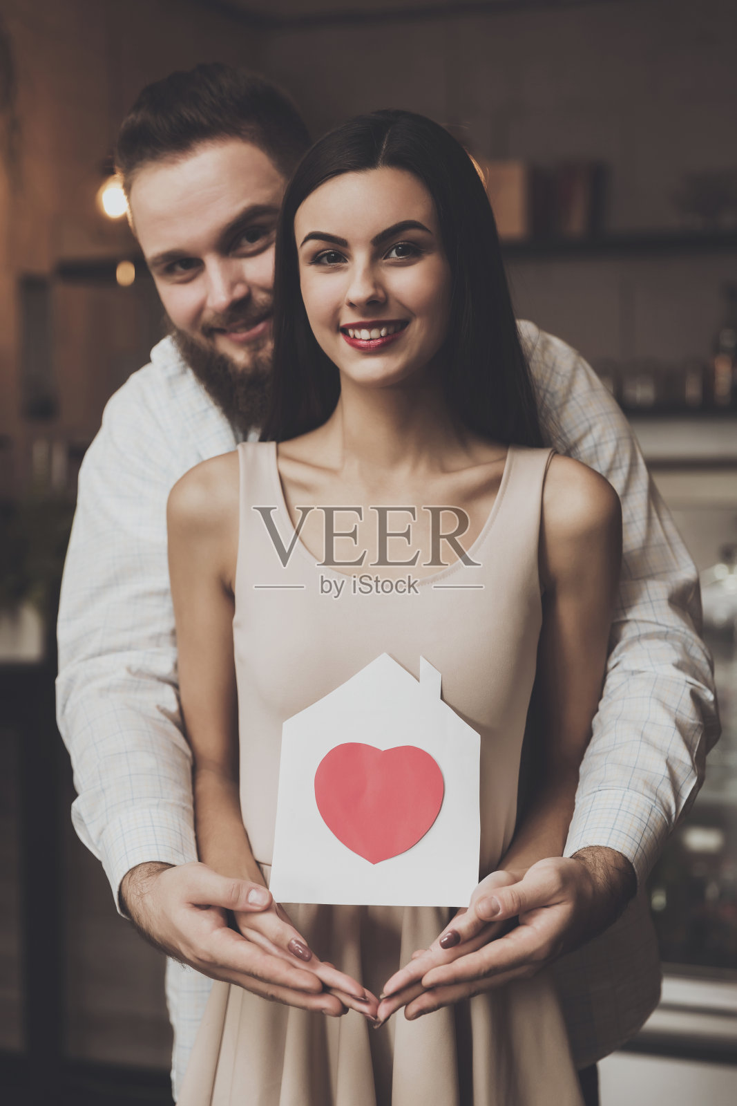 肖像微笑的情侣站在爱的拥抱照片摄影图片