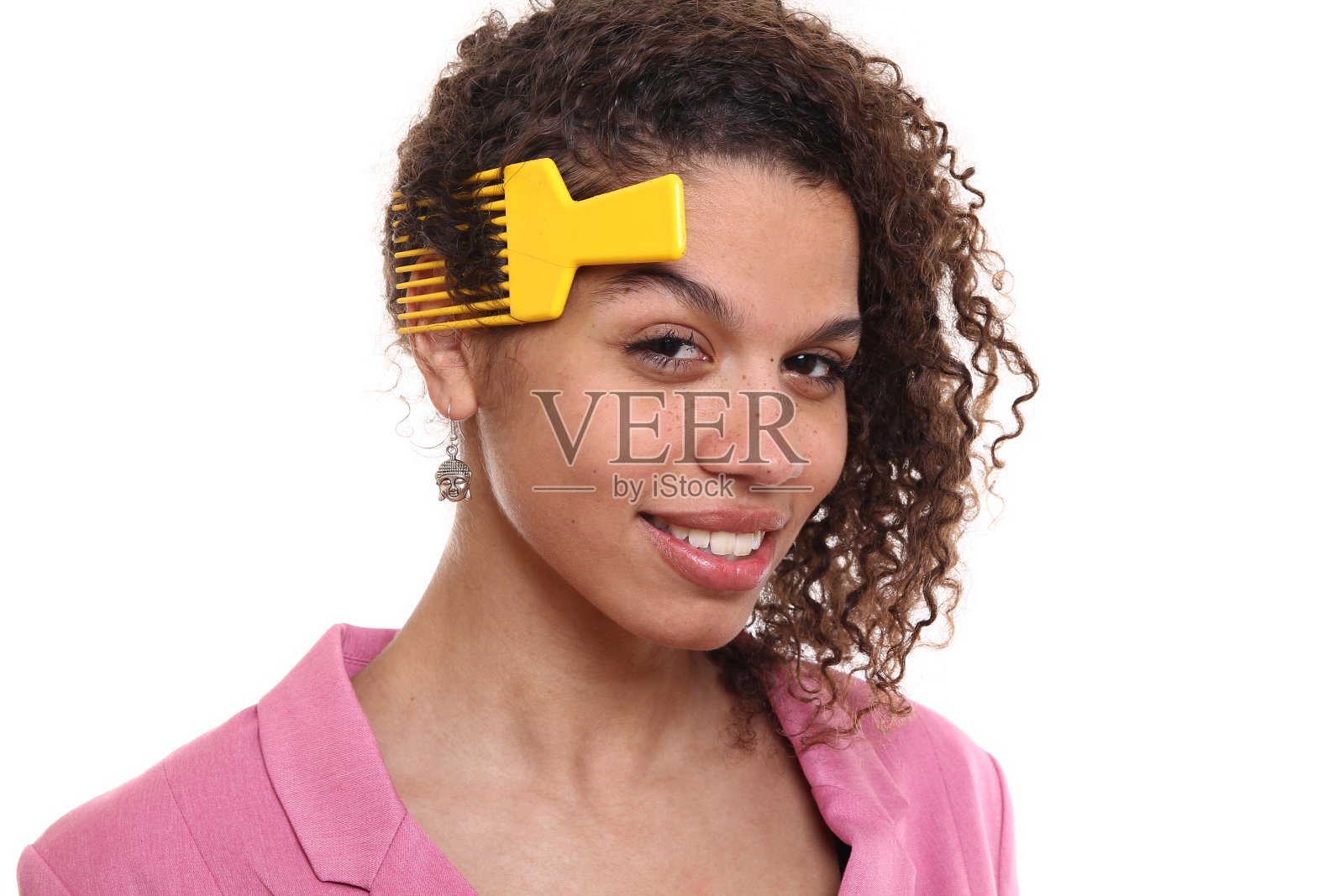 一个美丽快乐的年轻女孩的肖像照片摄影图片