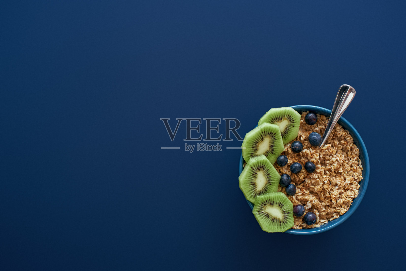 俯视图的麦片碗与水果。早上吃健康的零食或早餐。照片摄影图片