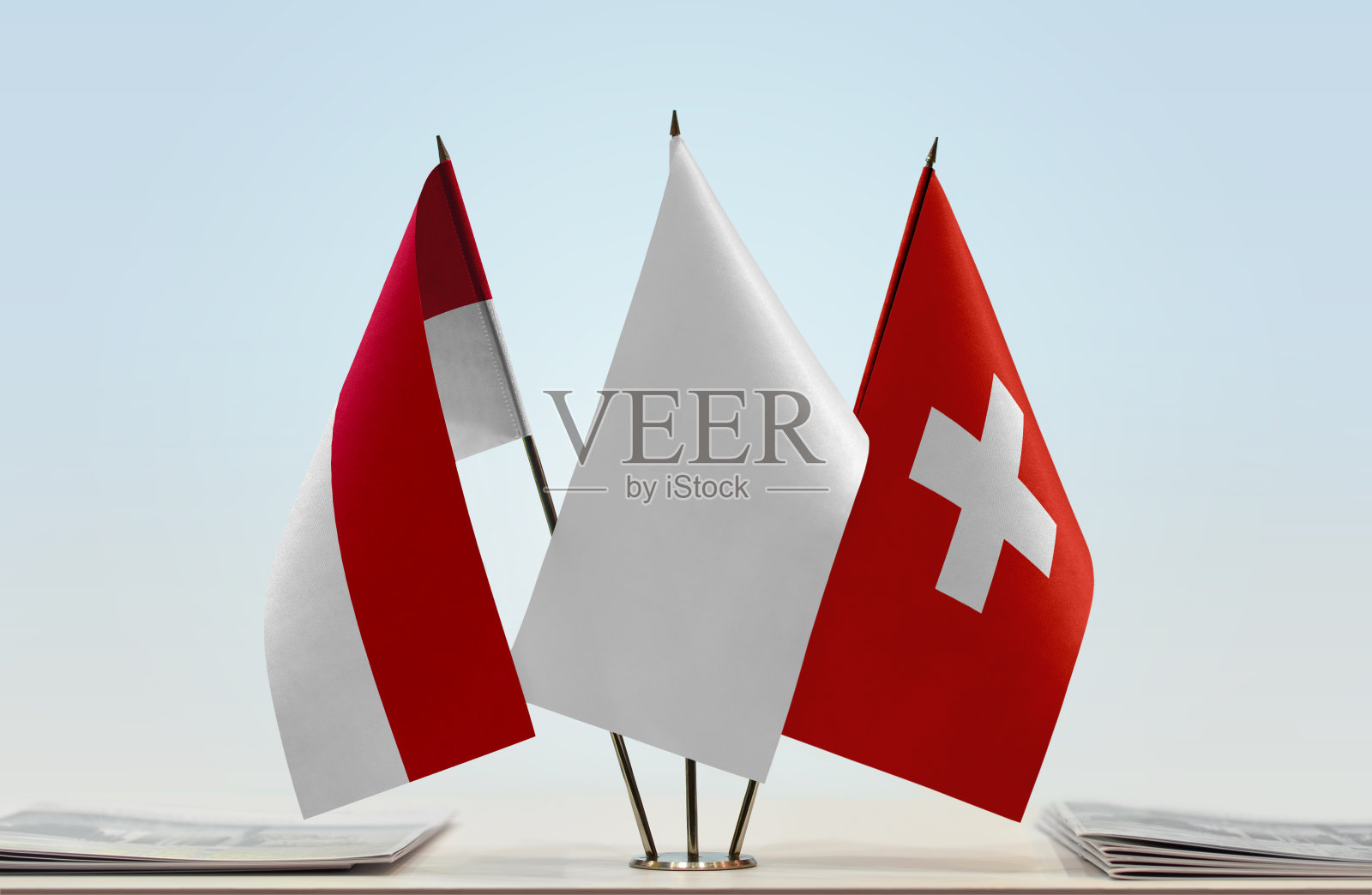 摩纳哥和瑞士的国旗照片摄影图片