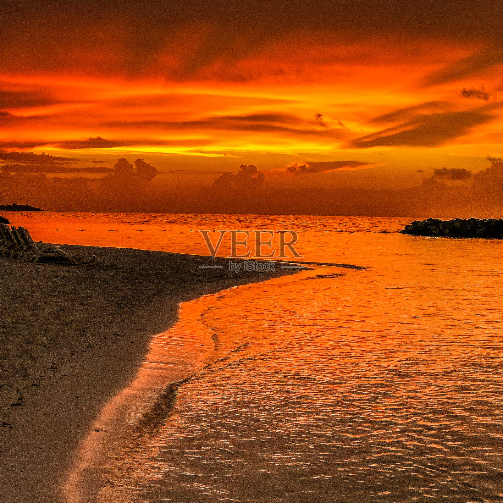 令人惊叹的海滩傍晚与日落,大海和橙色的天空与云。照片摄影图片