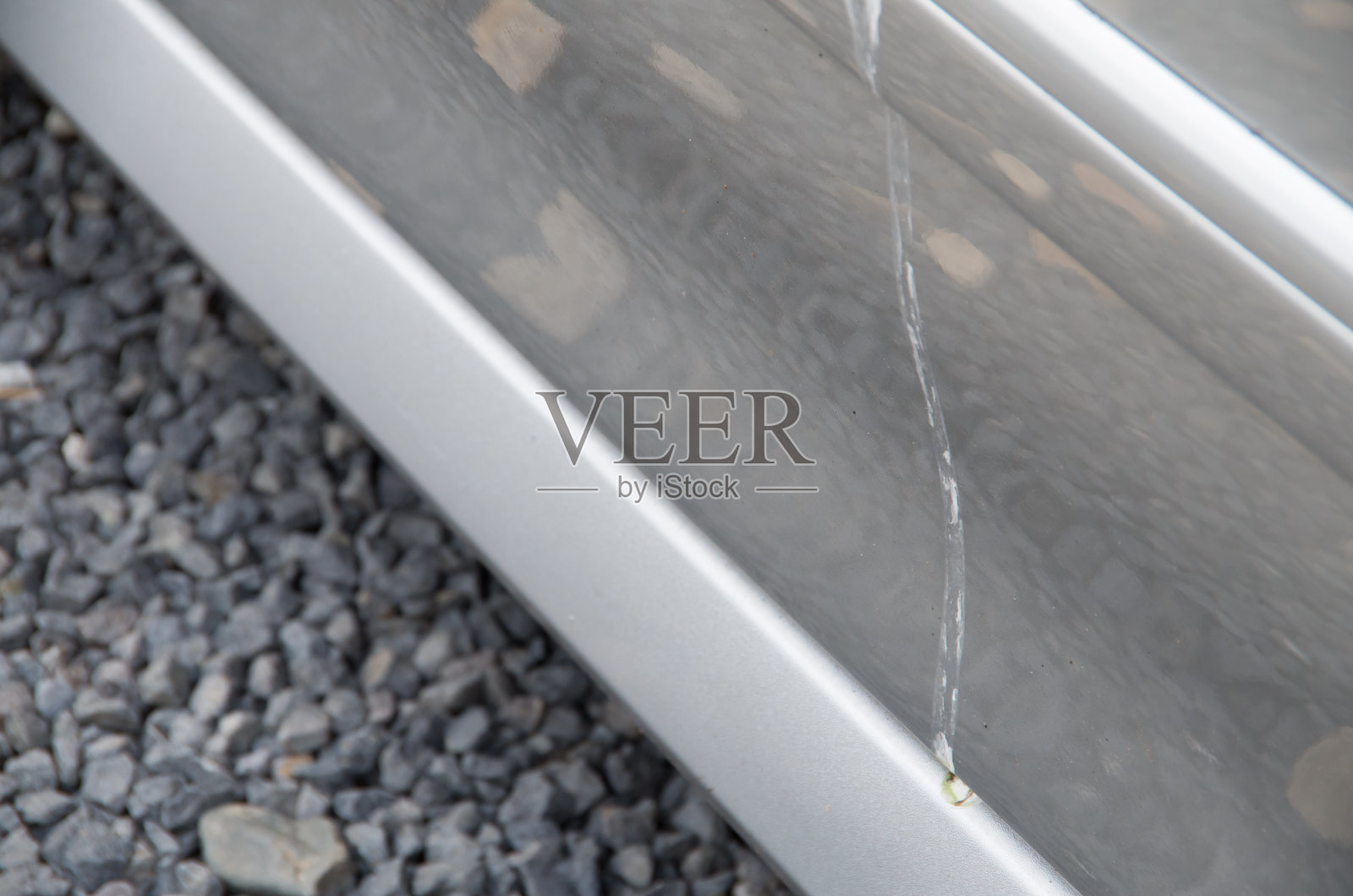 车门边有鸟屎照片摄影图片