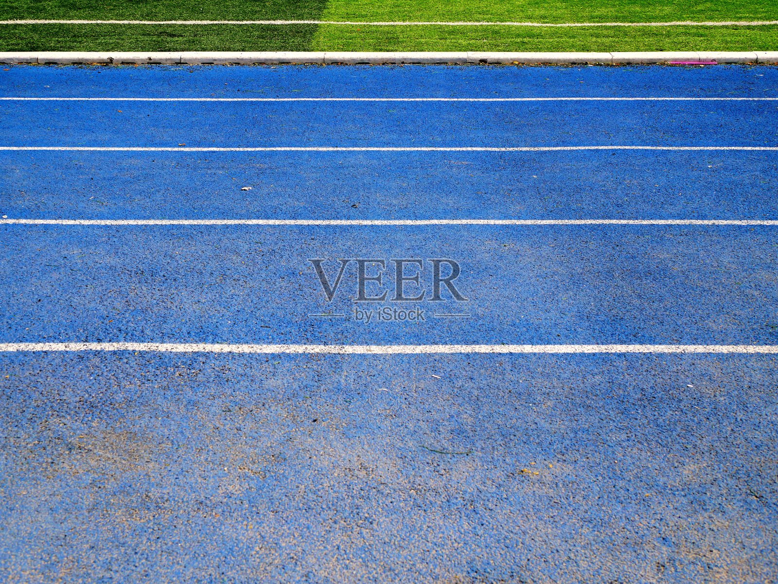 绿草足球场和跑道之间的白线照片摄影图片